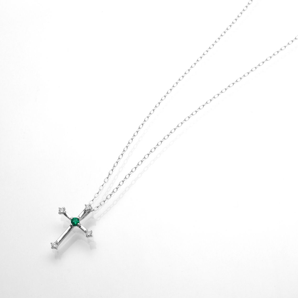 em0261 エメラルドWGK18クロスネックレスダイア付