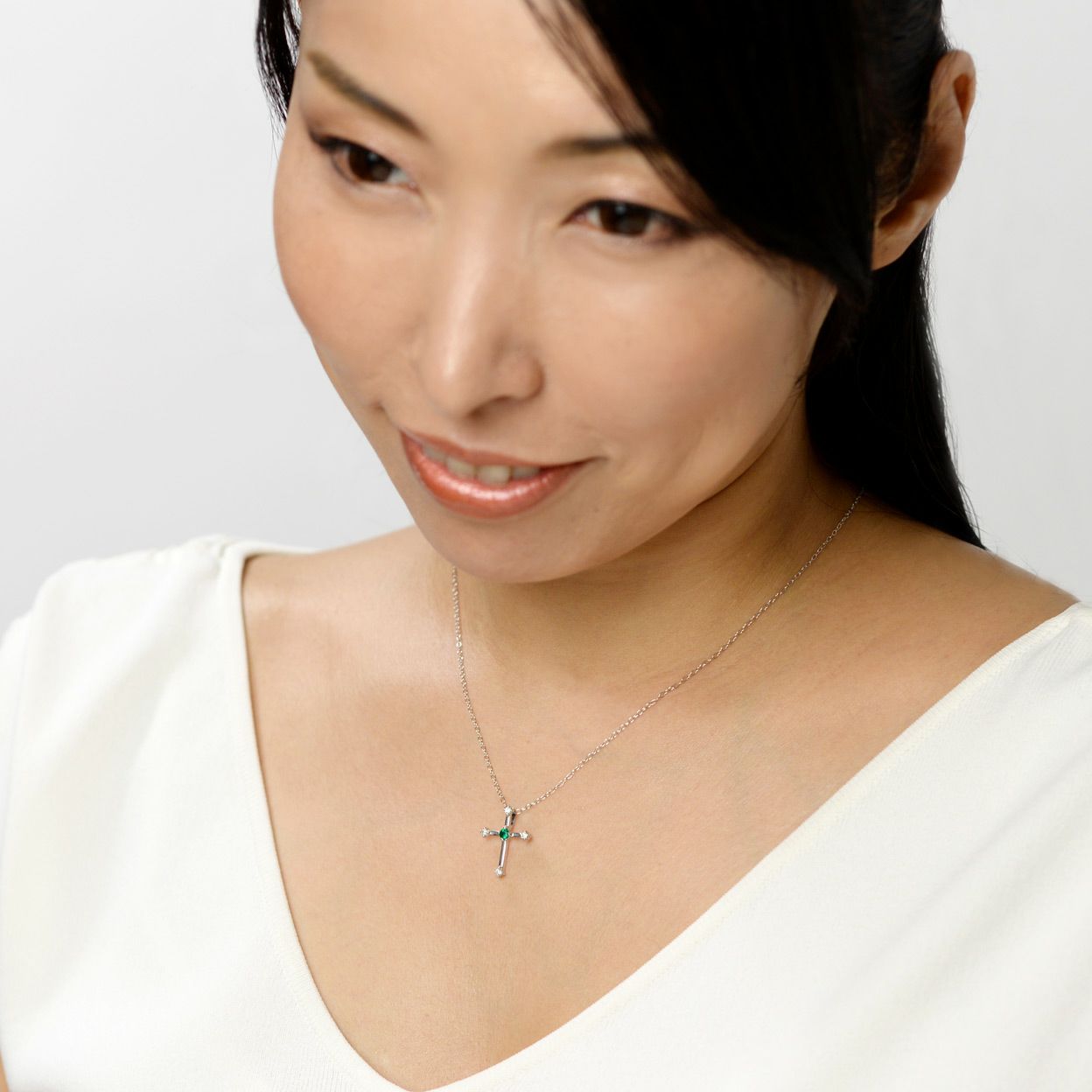 em0261 エメラルドWGK18クロスネックレスダイア付