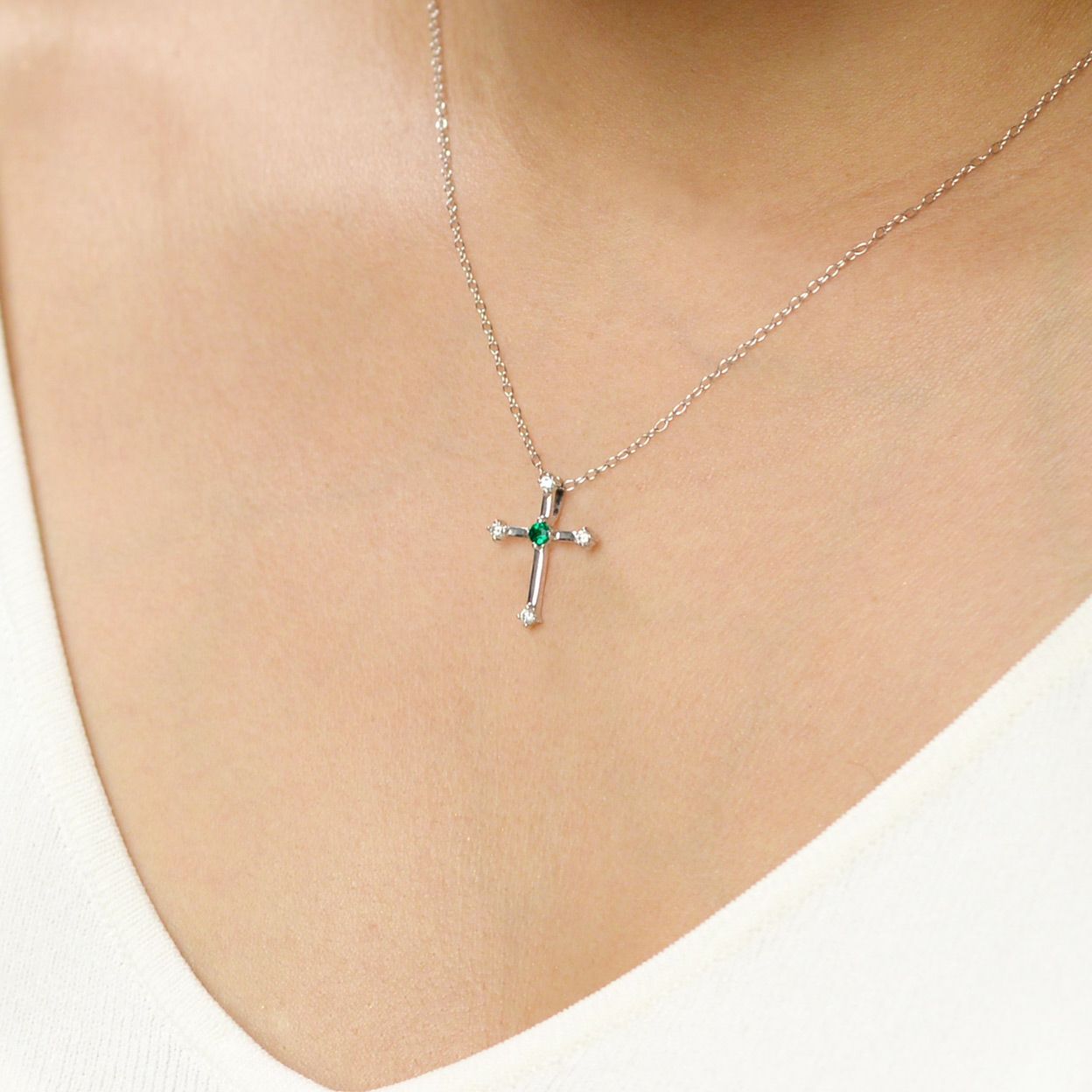 em0261 エメラルドWGK18クロスネックレスダイア付