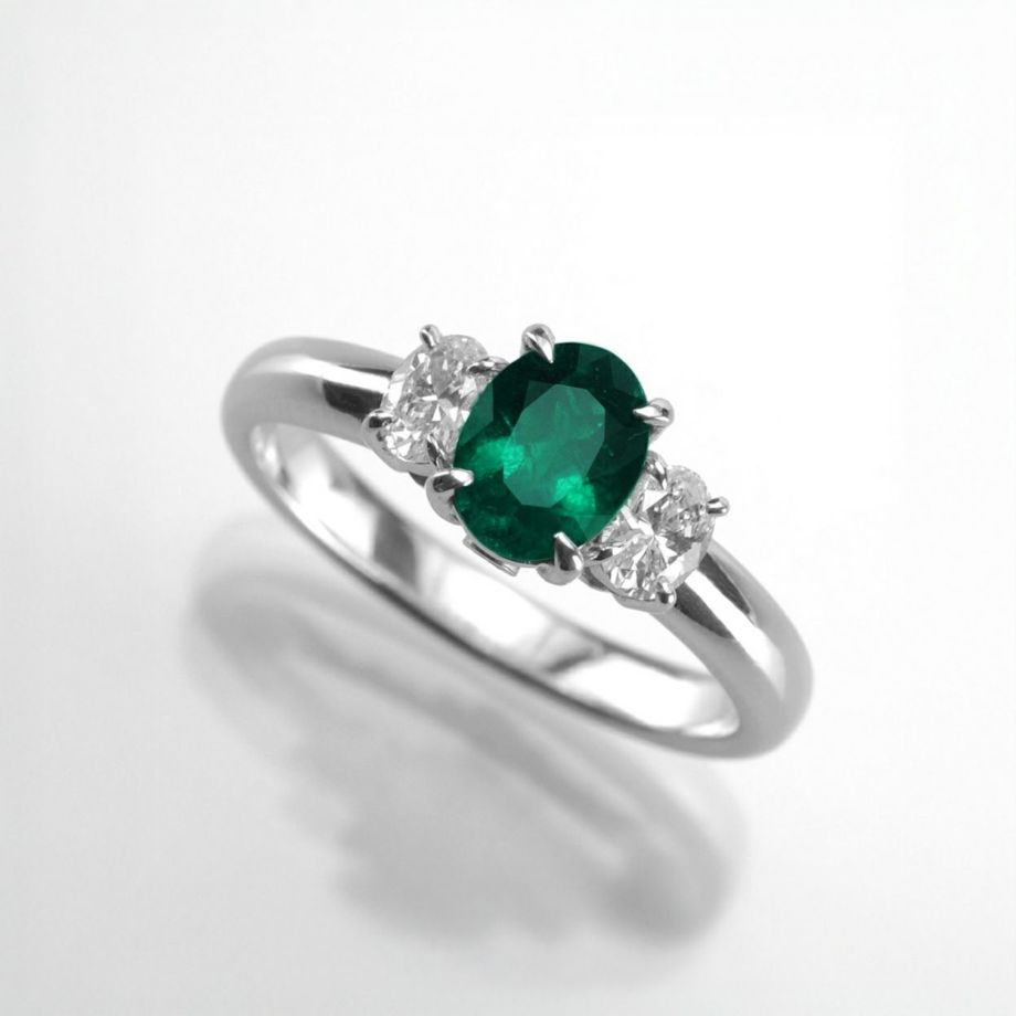 コロンビア産エメラルド0.71ctプラチナリングダイヤ0.33ct付(中央宝石研究所宝石鑑別書付)