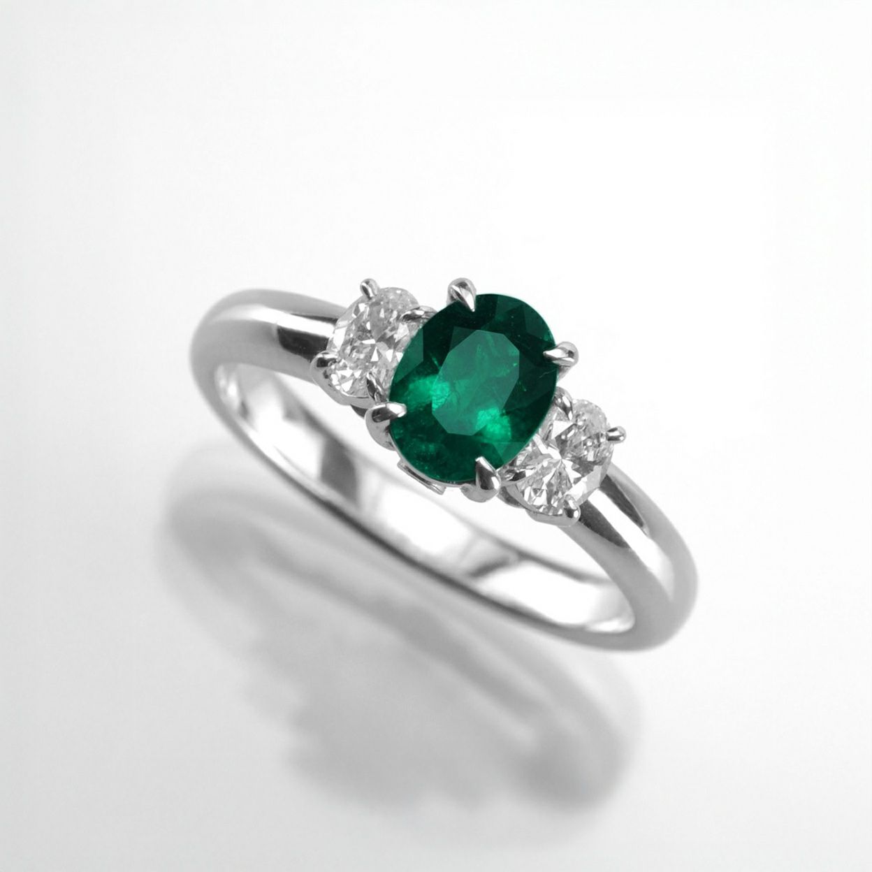 コロンビア産エメラルド0.71ctプラチナリングダイヤ0.33ct付(中央宝石研究所宝石鑑別書付)