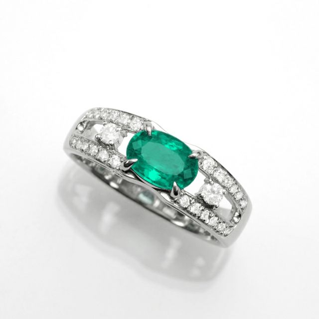 コロンビア産エメラルド0.86ctプラチナリングダイヤ0.21ct付(中央宝石研究所宝石鑑別書付)