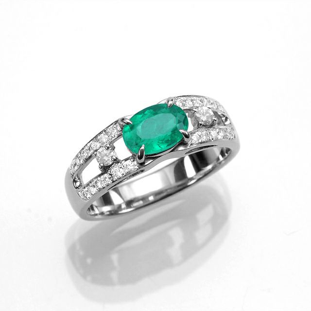 コロンビア産エメラルド0.86ctプラチナリングダイヤ0.21ct付(中央宝石研究所宝石鑑別書付)