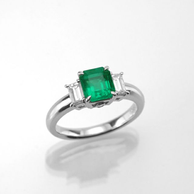 コロンビア産エメラルド1.26ctプラチナリングダイヤ0.48ct付(中央宝石研究所宝石鑑別書付)