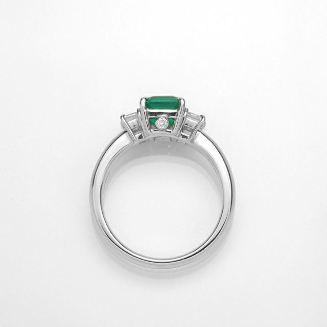 コロンビア産エメラルド1.26ctプラチナリングダイヤ0.48ct付(中央宝石研究所宝石鑑別書付)