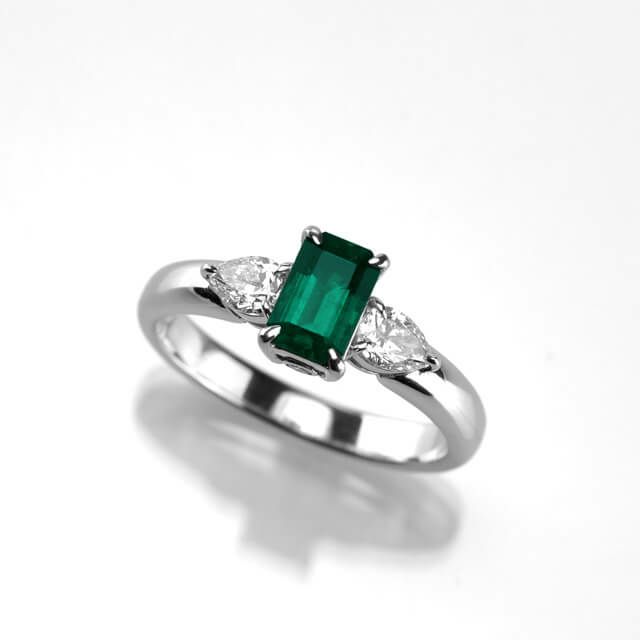 エメラルド0.63ctプラチナリングダイヤ0.39ct付(中央宝石研究所鑑別書付)