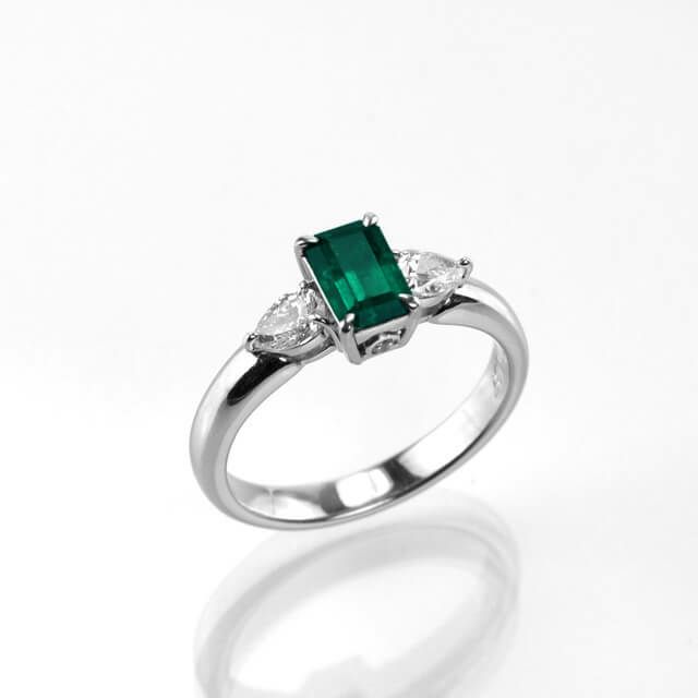 エメラルド0.63ctプラチナリングダイヤ0.39ct付(中央宝石研究所鑑別書付)