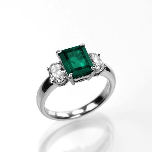 エメラルド1.72ctプラチナリングダイヤ0.367ct0.339ct付(中央宝石研究所鑑別書付)