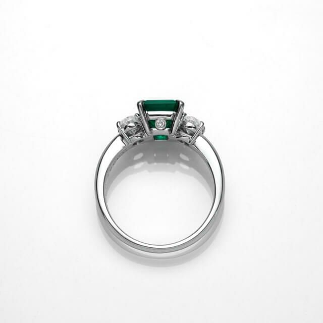 エメラルド1.72ctプラチナリングダイヤ0.367ct0.339ct付(中央宝石研究所鑑別書付)