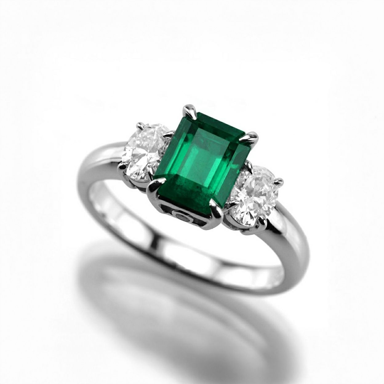 コロンビア産エメラルド1.38ctプラチナリングダイヤ0.63ct付(中央宝石研究所鑑別書付)