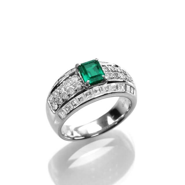 エメラルド エメラルド エメラルドカット0.84ct プラチナリングダイア1.62ct付(中央宝石研究所鑑別書付)