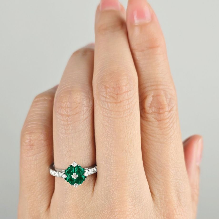 エメラルド0.40ctプラチナリングダイヤ0.07ct付&#12316;幸せの証&#12316;（中央宝石研究所宝石鑑別書付）