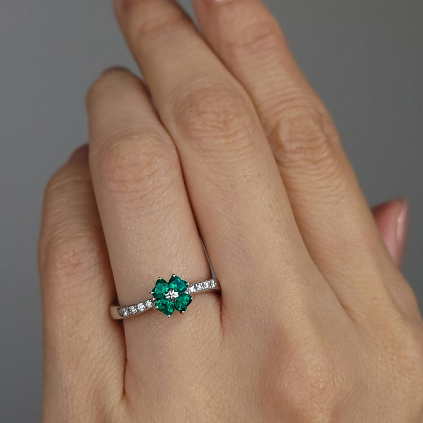 コロンビア産エメラルド0.40ctプラチナリングダイヤ0.07ct付(中央宝石研究所宝石鑑別書付)