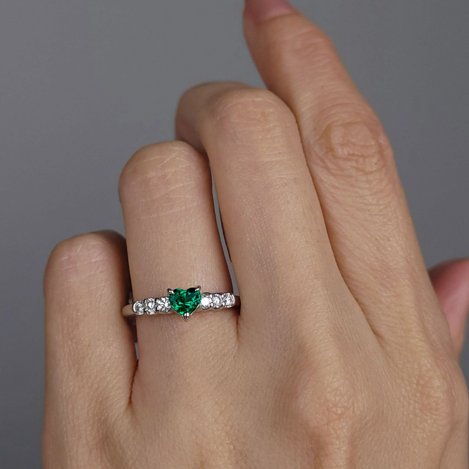 コロンビア産無処理エメラルド(ノンオイル)0.38ctプラチナリングダイヤ0.24ct付(GRS宝石鑑別書付)