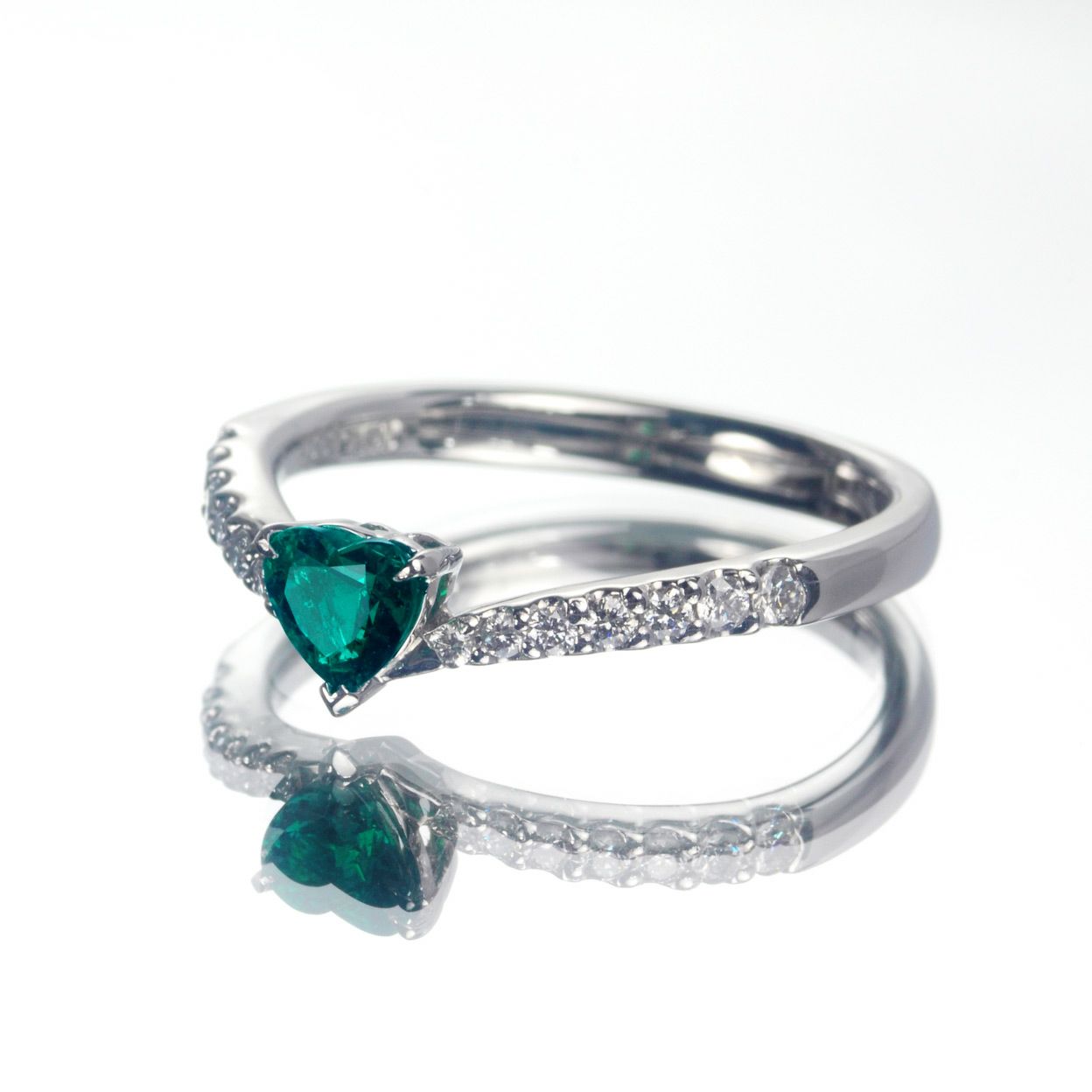コロンビア産無処理エメラルド(ノンオイル)0.33ctプラチナリングダイヤ0.17ct付(GRS宝石鑑別書付)