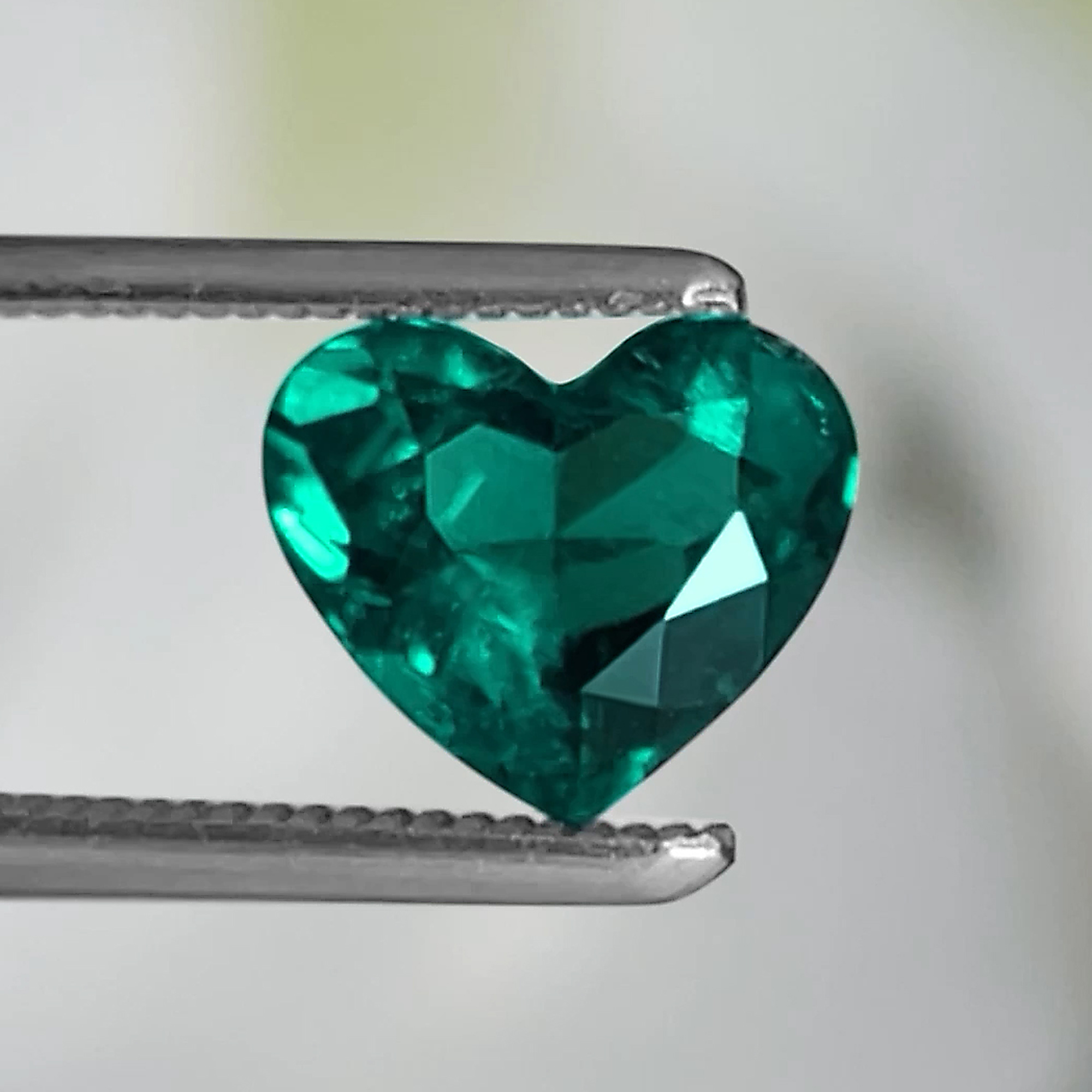 コロンビア産ムゾー鉱山無処理エメラルド(ノンオイル)0.83ct(GIA宝石 