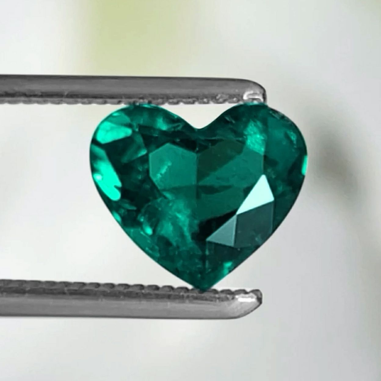 コロンビア産ムゾー鉱山無処理エメラルド(ノンオイル)0.89ct(GUBELIN宝石鑑別書付)