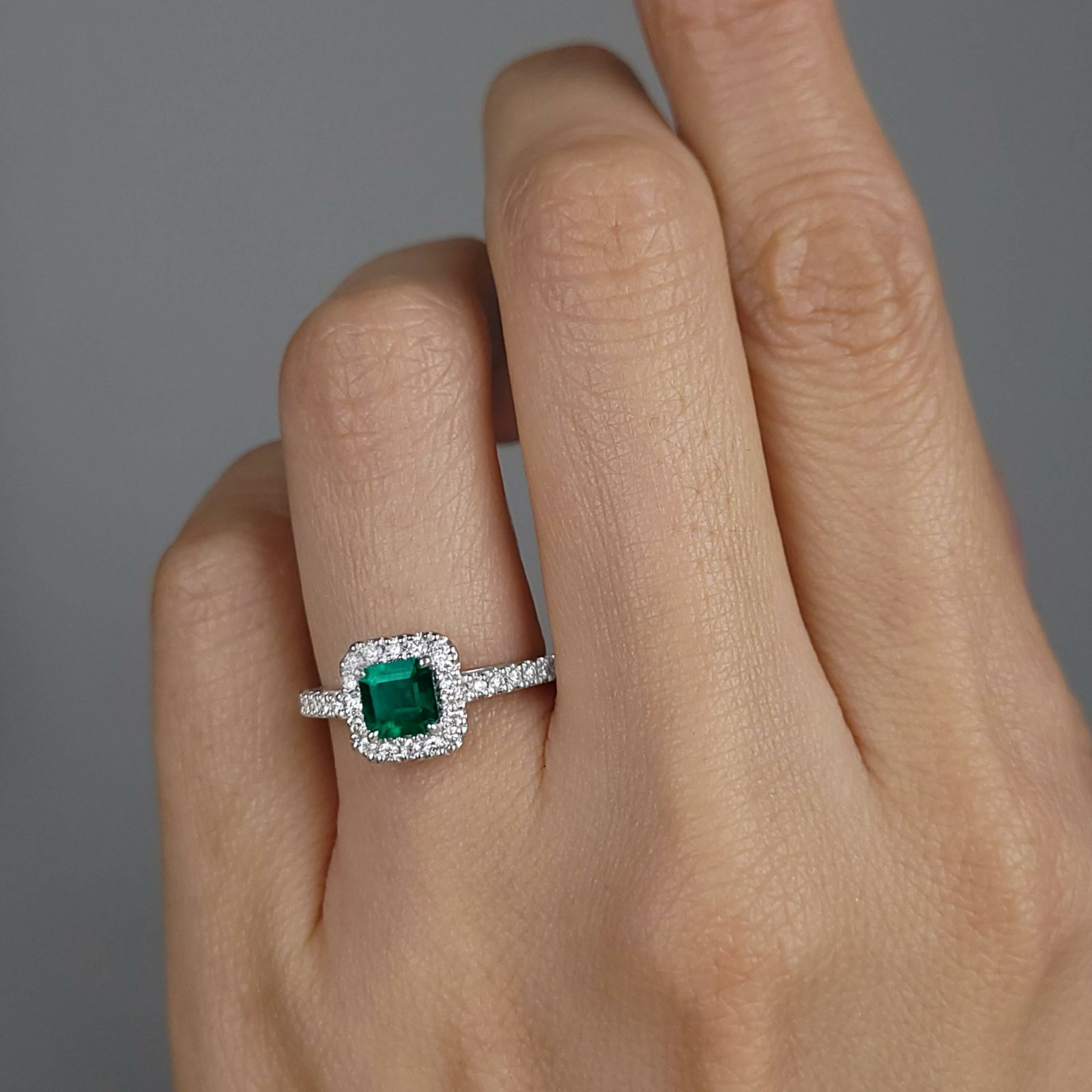 コロンビア産エメラルド0.54ctプラチナリングダイヤ0.34ct付(GIA宝石鑑別書付)【F1】