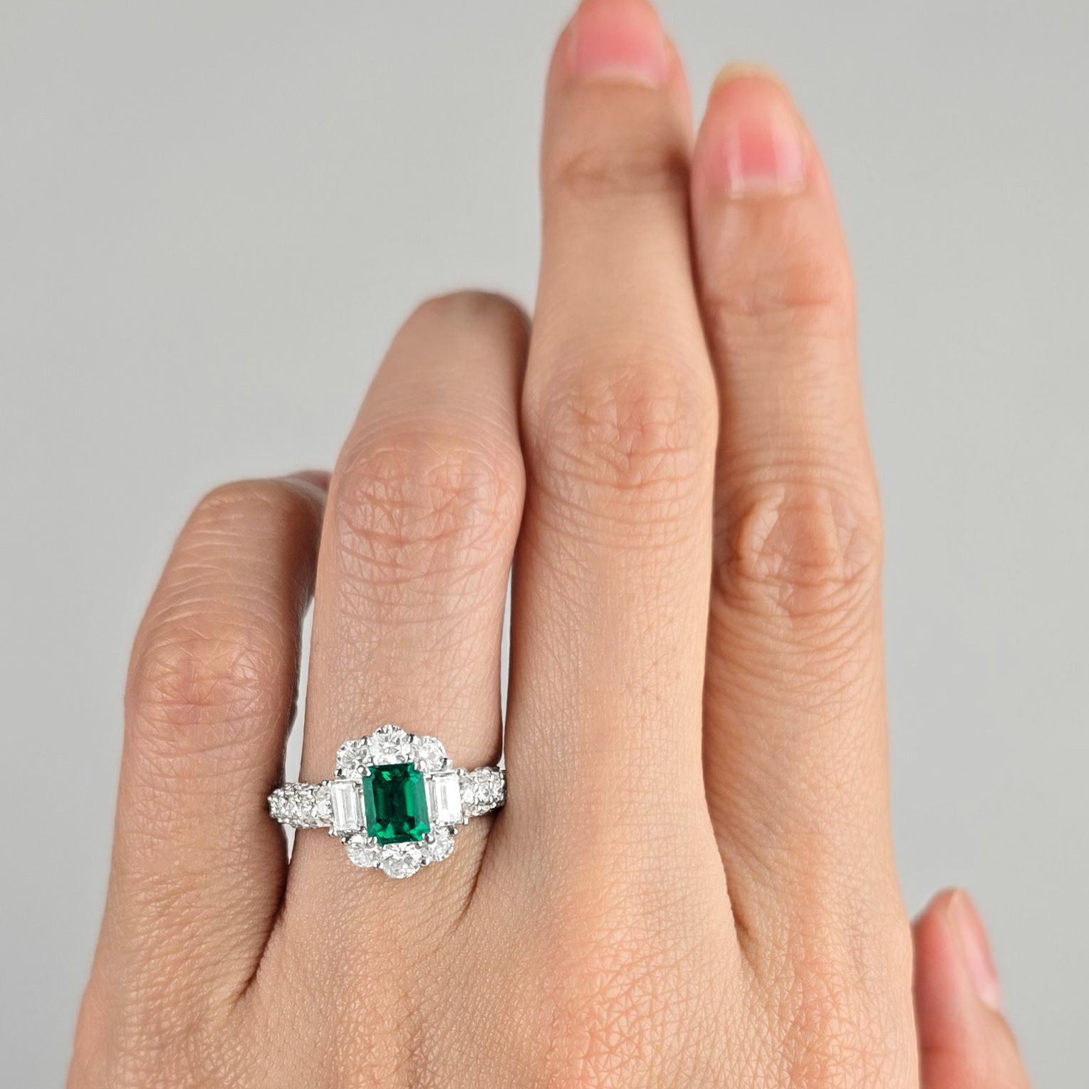 コロンビア産エメラルド0.72ctプラチナリングダイヤ1.43ct付(GIA宝石鑑別書付)【F1】