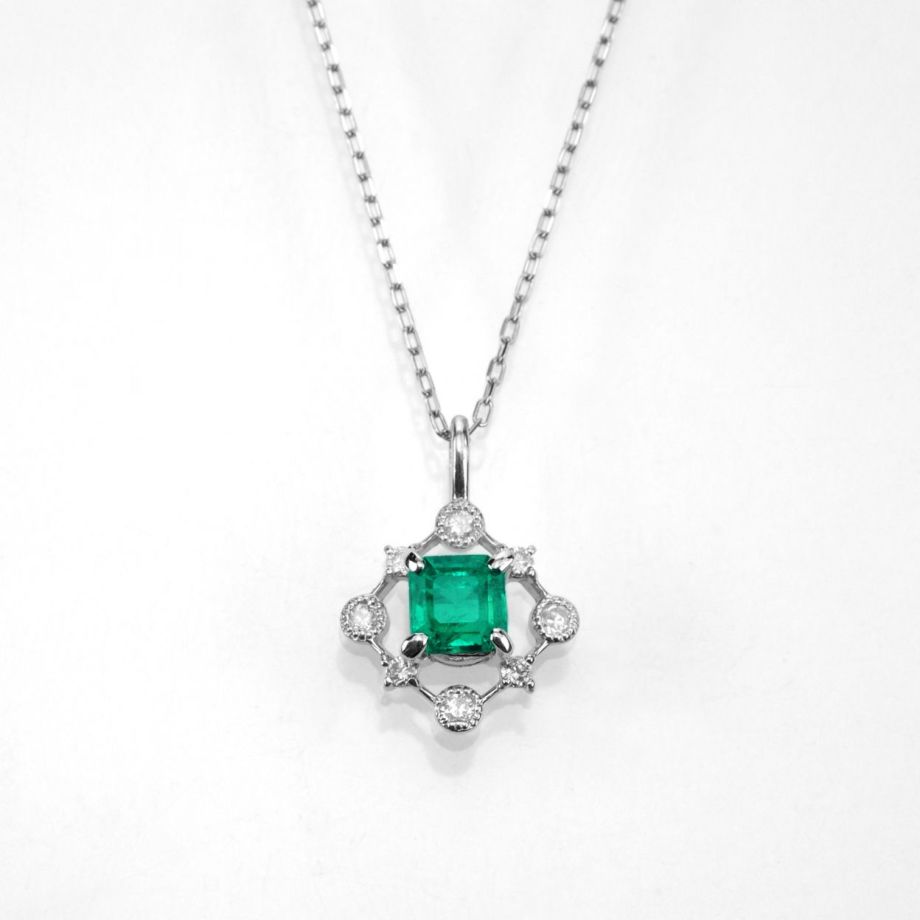 コロンビア産エメラルド0.33ctプラチナネックレスダイヤ0.07ct付(中央宝石研究所宝石鑑別書付)
