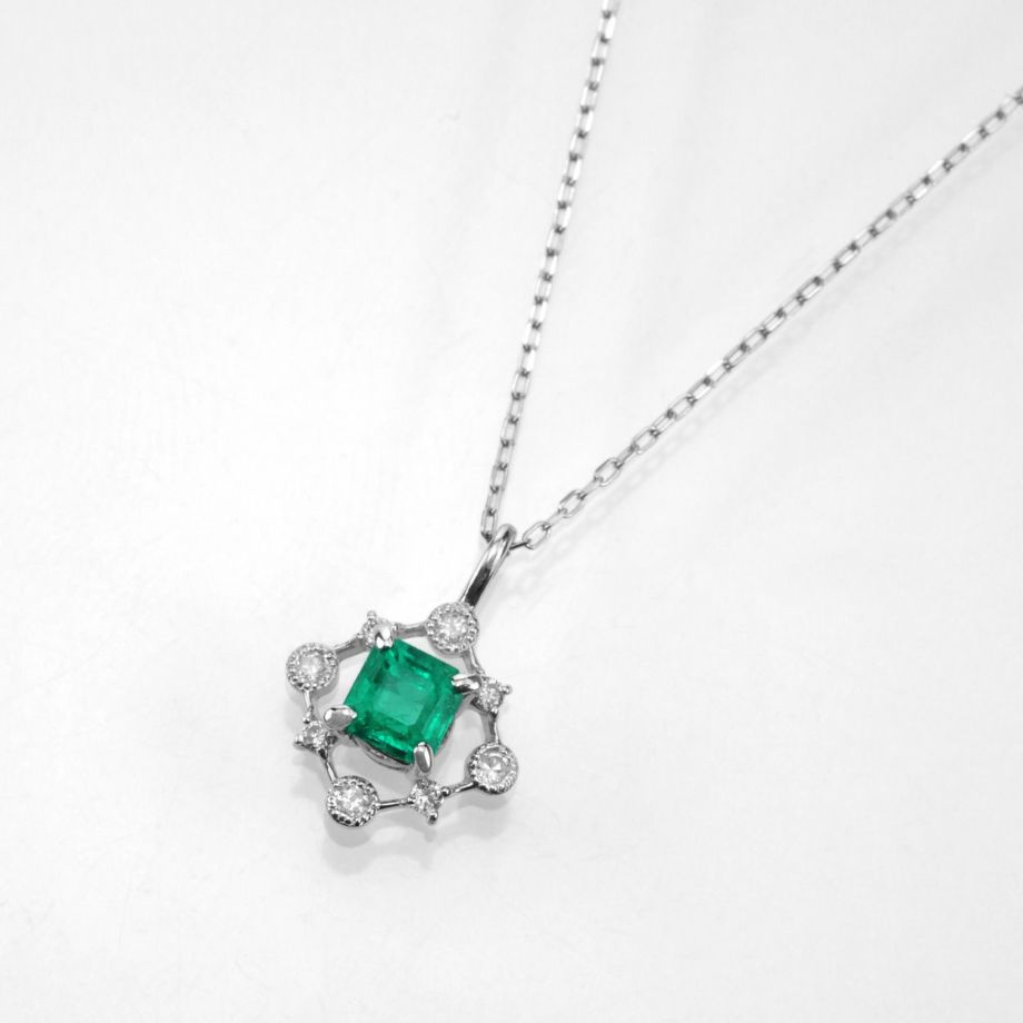 コロンビア産エメラルド0.33ctプラチナネックレスダイヤ0.07ct付(中央宝石研究所宝石鑑別書付)
