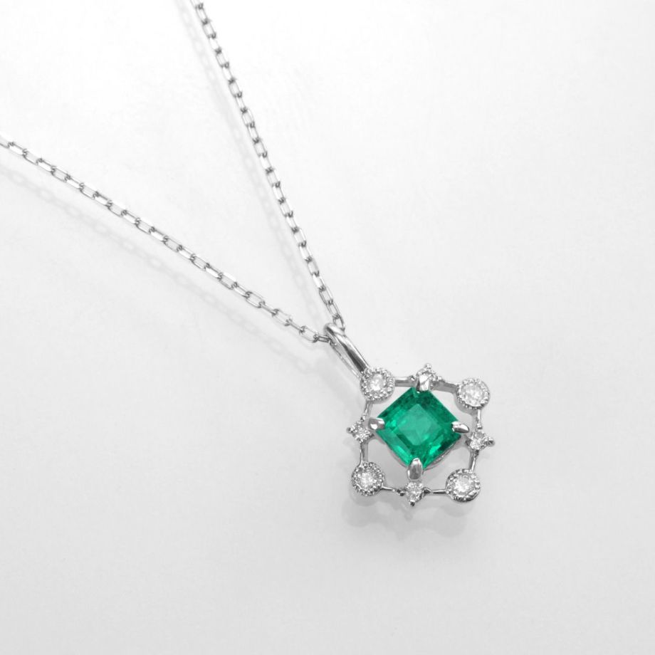 コロンビア産エメラルド0.33ctプラチナネックレスダイヤ0.07ct付(中央宝石研究所宝石鑑別書付)