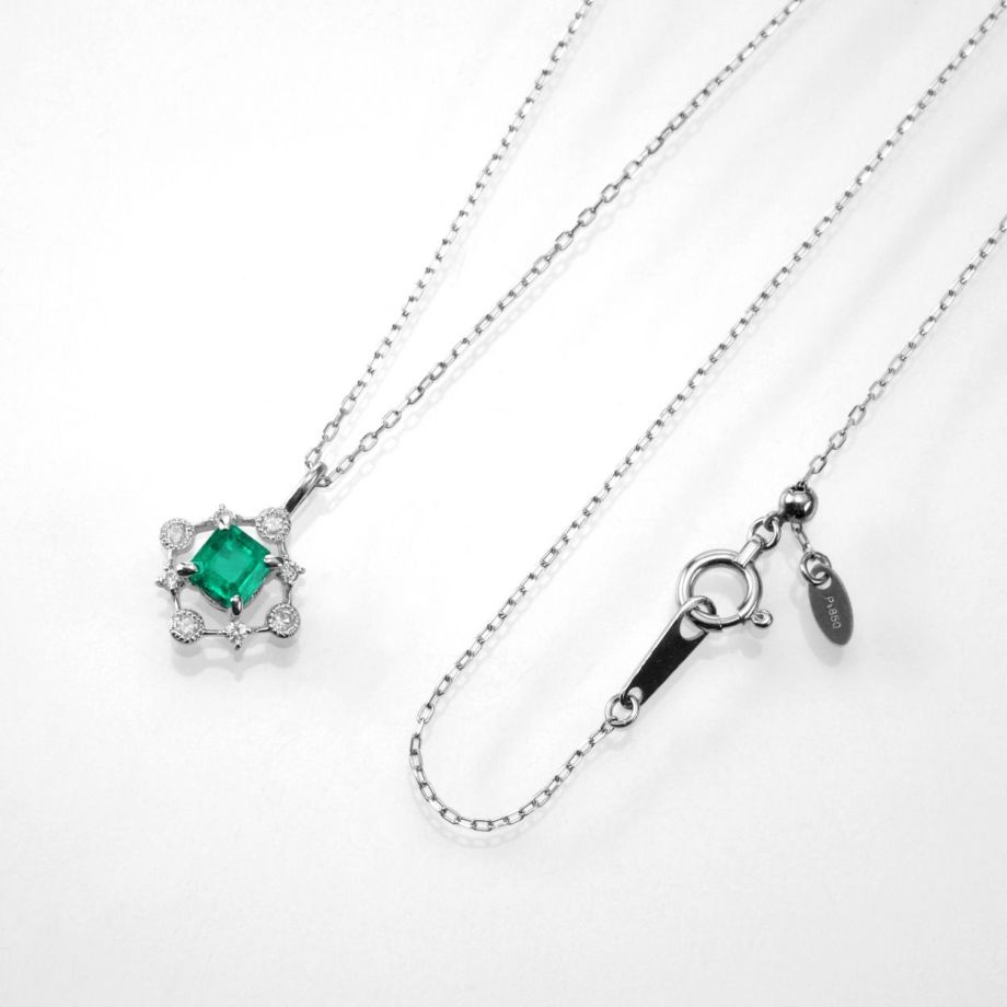 コロンビア産エメラルド0.33ctプラチナネックレスダイヤ0.07ct付(中央宝石研究所宝石鑑別書付)