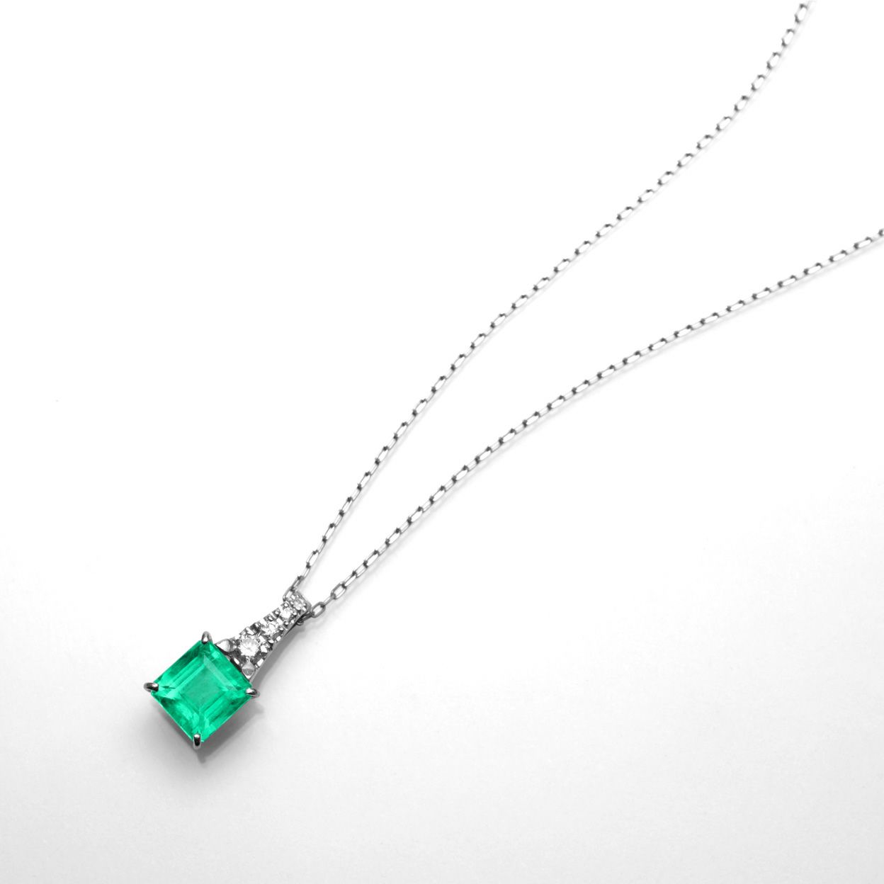 エメラルド2.43ctプラチナネックレスダイヤ0.13ct付(中央宝石研究所宝石鑑別書付)