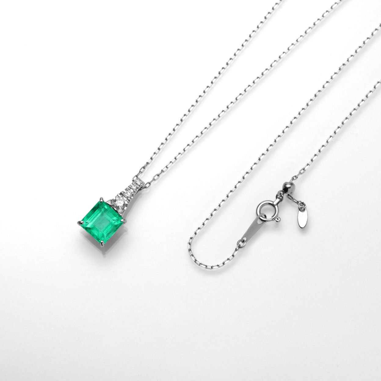 エメラルド2.43ctプラチナネックレスダイヤ0.13ct付(中央宝石研究所宝石鑑別書付)