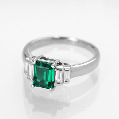 コロンビア産ムゾー鉱山エメラルド0.76ctプラチナリングダイヤ0.30ct付(中央宝石研究所宝石鑑別書付)