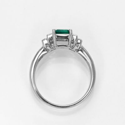 コロンビア産ムゾー鉱山エメラルド0.76ctプラチナリングダイヤ0.30ct付(中央宝石研究所宝石鑑別書付)