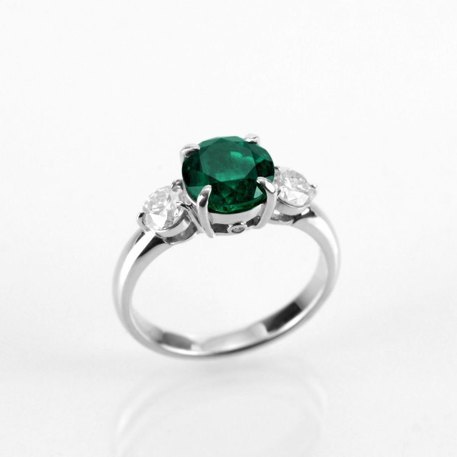 コロンビア産エメラルド1.756ctプラチナリングダイヤ0.62ct付(中央宝石研究所宝石鑑別書付)