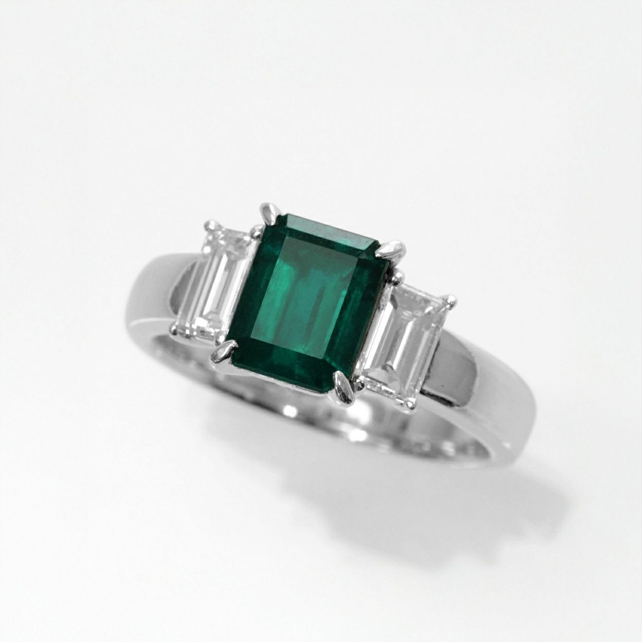 コロンビア産ムゾー鉱山エメラルド1.676ctプラチナリングダイヤ0.72ct付(中央宝石研究所宝石鑑別書付)