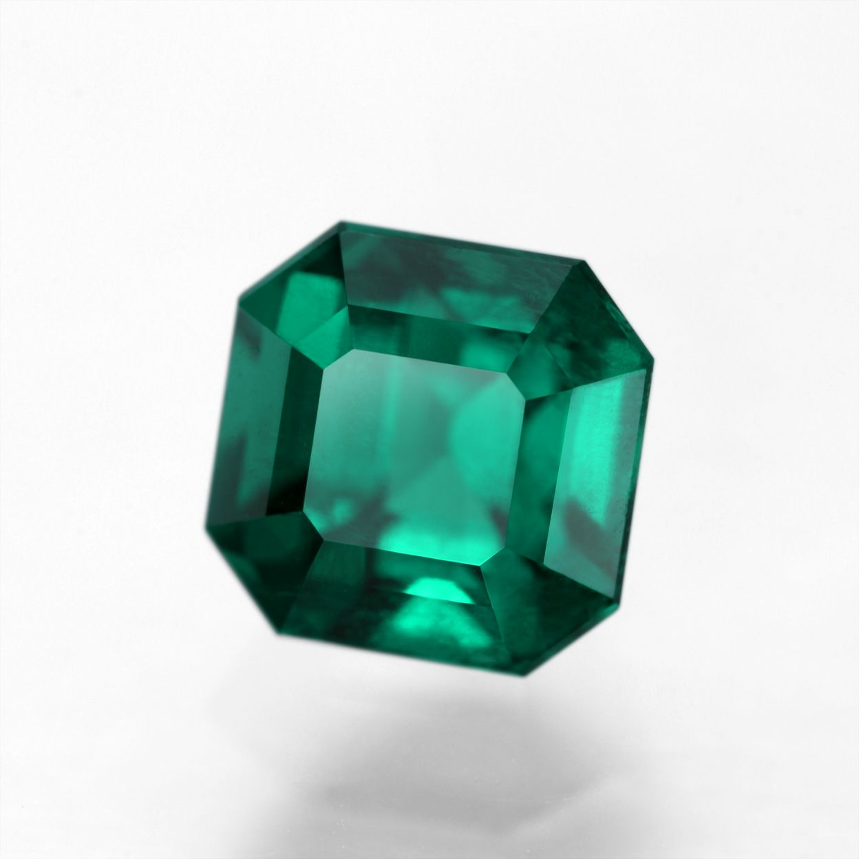 コロンビア産ムゾー鉱山無処理エメラルド(ノンオイル)0.83ct(GIA宝石 