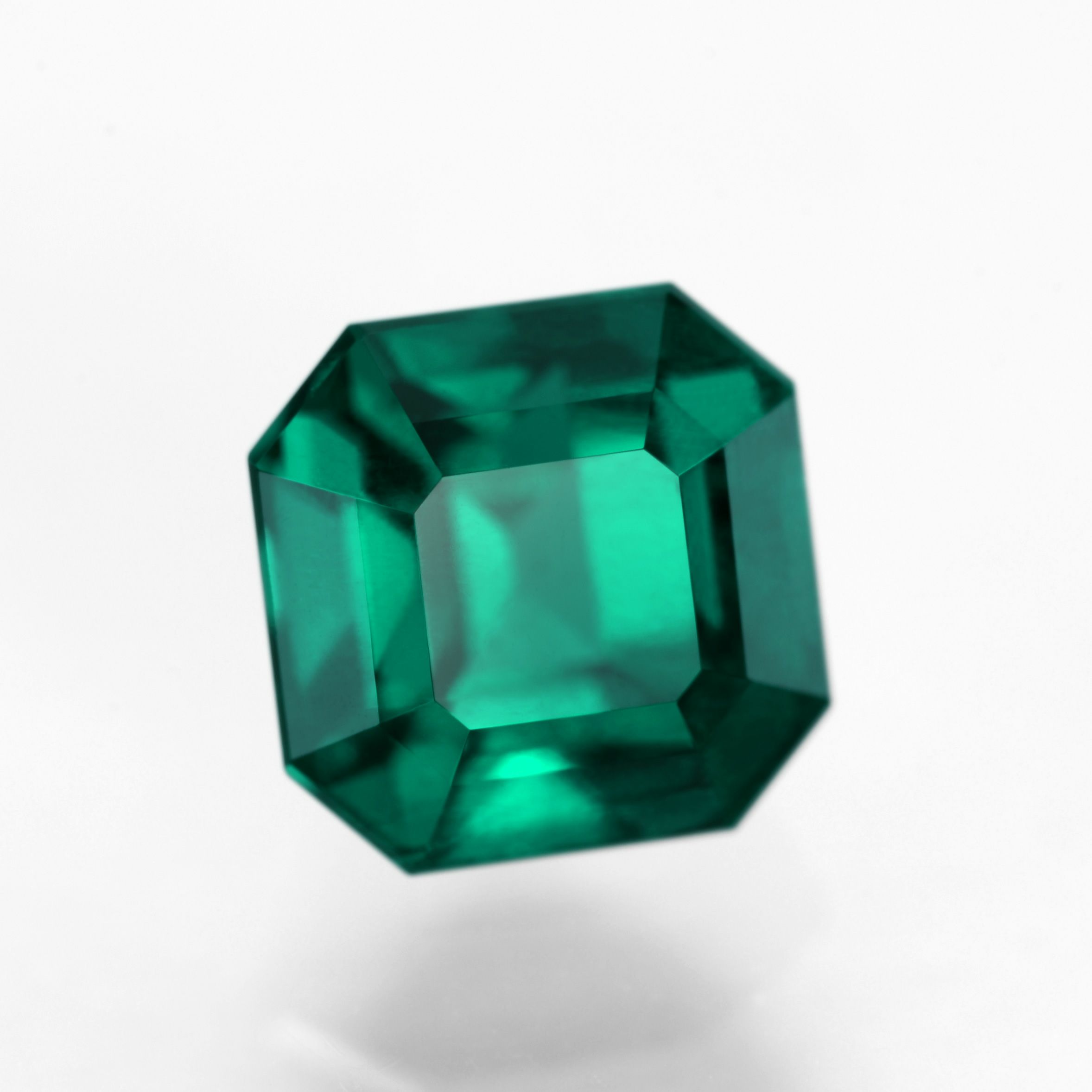 コロンビア産ムゾー鉱山無処理エメラルド(ノンオイル)0.83ct(GUBELIN宝石鑑別書 GIA宝石鑑別書付)
