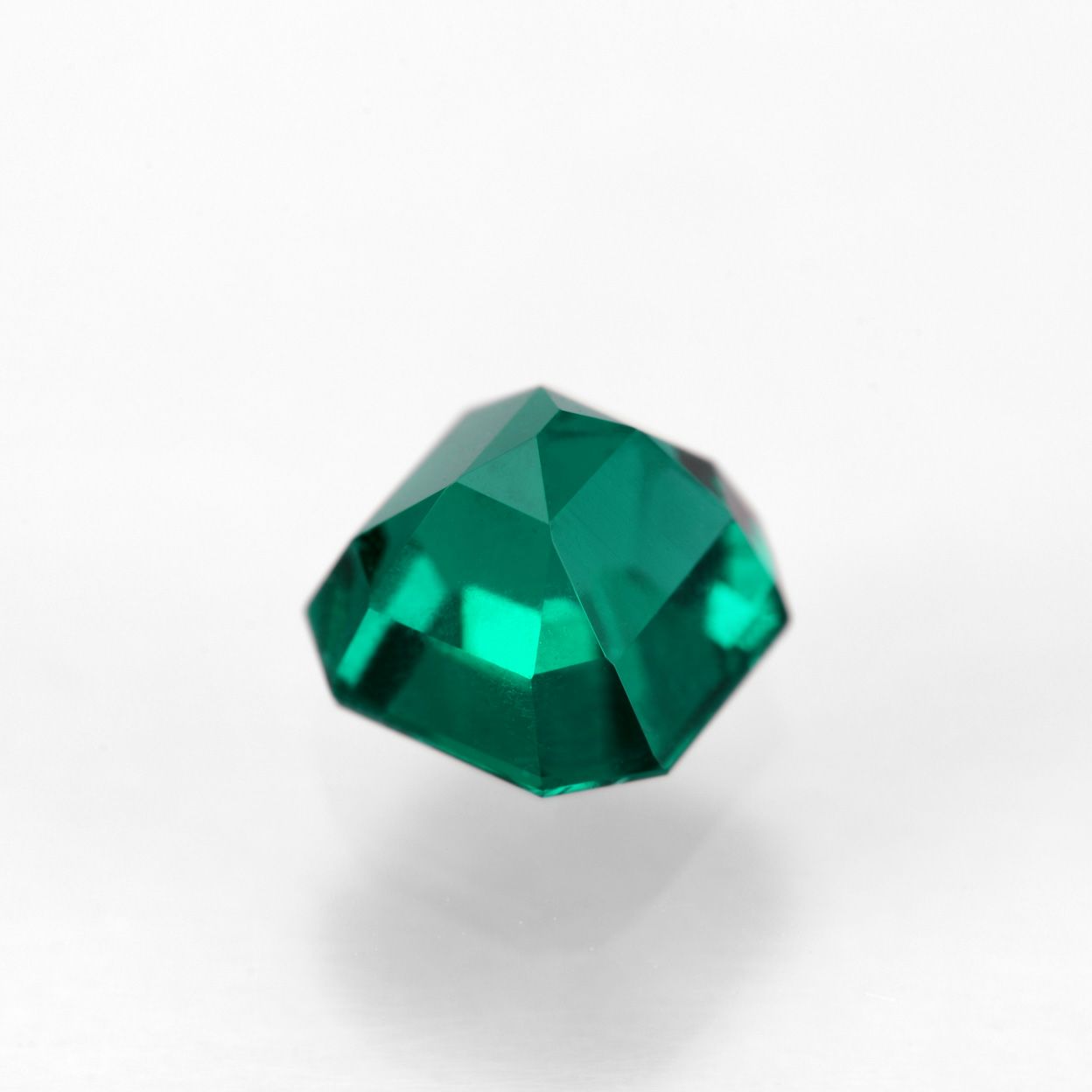 コロンビア産ムゾー鉱山無処理エメラルド(ノンオイル)0.83ct(GIA宝石鑑別書 GUBLIN宝石鑑別書付)