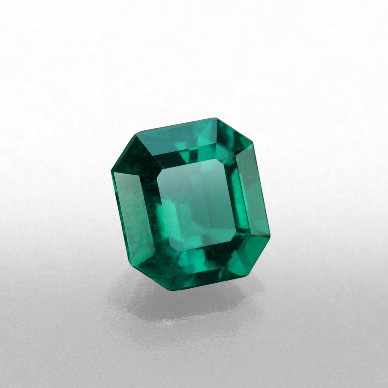 コロンビア産ムゾー鉱山エメラルド1.35ct(GRS宝石鑑別書付)【Muzo Green】【Old Mine】