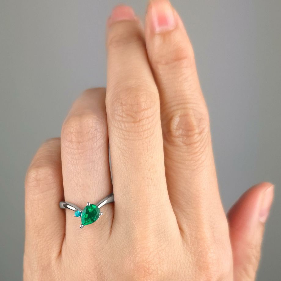 エメラルド0.77ctプラチナリングパライバトルマリン0.03ct付(GIA宝石