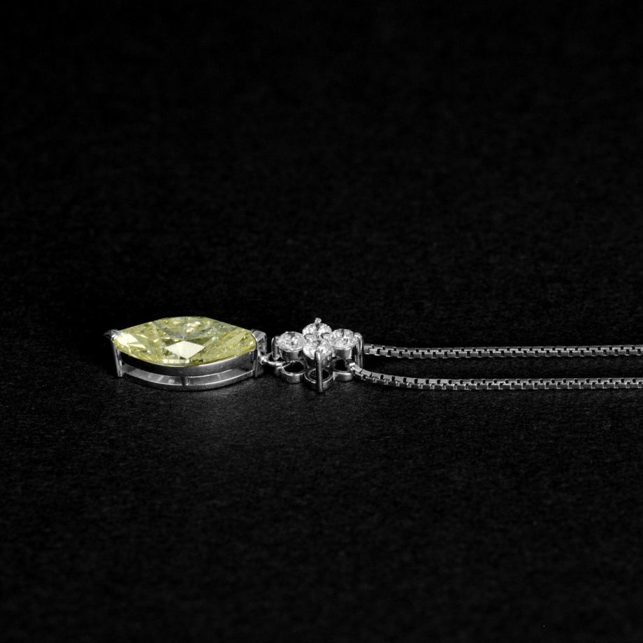 em9023 イエローダイアモンド3.227ct VERY LIGHT YELLOW プラチナネックレスダイヤ0.35ct付(中央宝石研究所宝石鑑別書付)