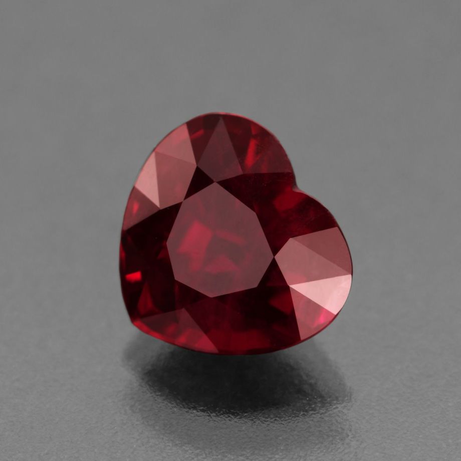 em7402 ミャンマー産ピジョンブラッドルビーハートカットルース1.56ct(GEM RESEARCH SWISSLABミャンマー産ピジョンブラッドルビー宝石鑑別書付)