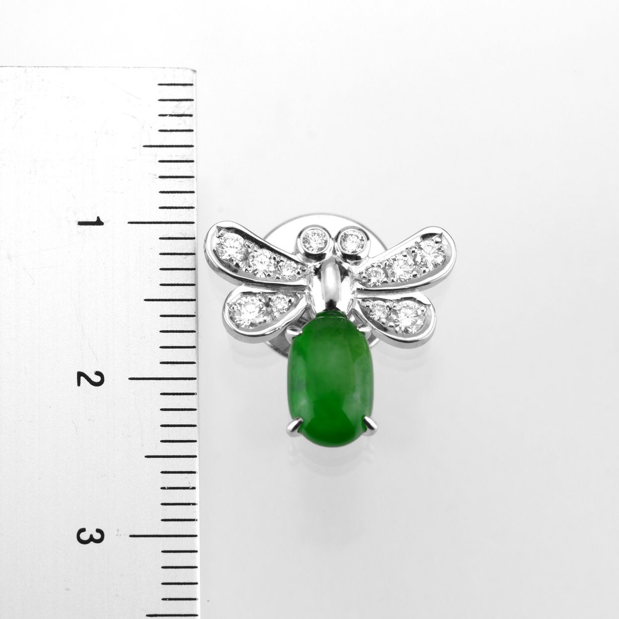 ひすい1.40ctホワイトゴールド蜂デザインブローチ0.34ctダイヤ付(中央宝石研究所宝石鑑別書付)