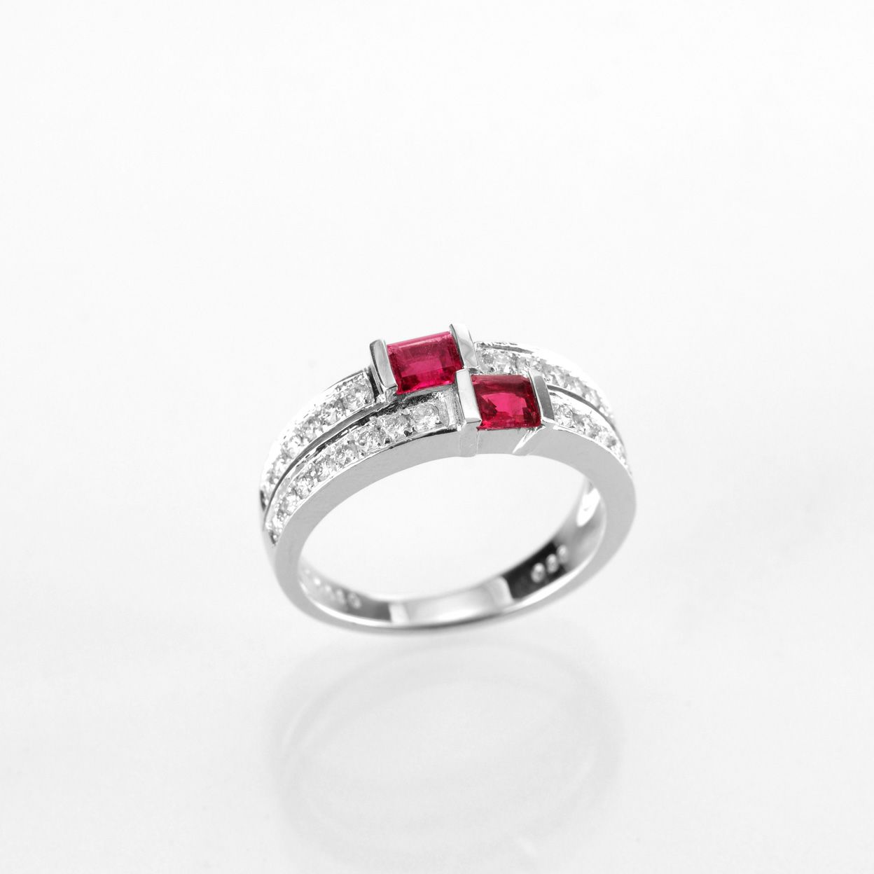 レッドベリル0.38ctホワイトゴールドリングダイヤ0.40ct付(中央宝石研究所宝石鑑別書付)
