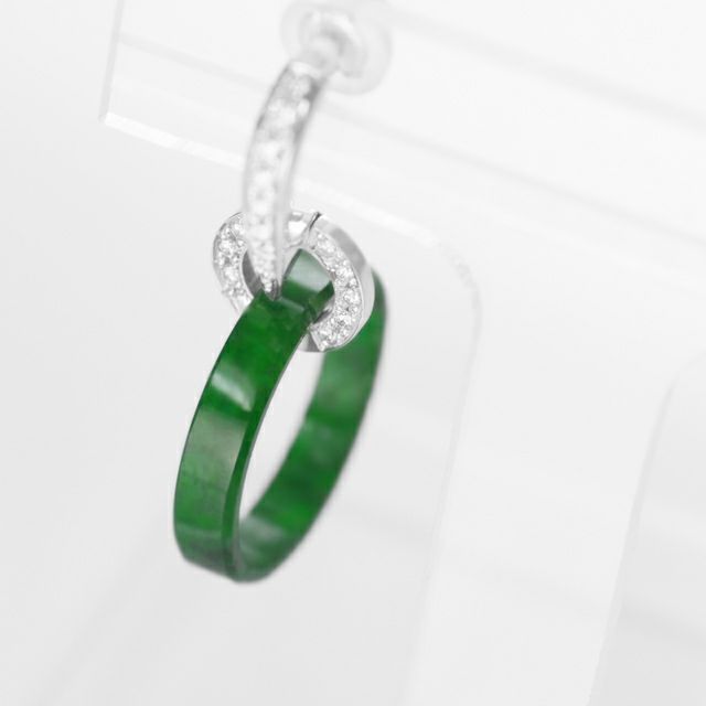 ひすい3.19ct3.31ctホワイトゴールドピアスダイヤ0.24ct付(中央宝石研究所宝石鑑別書付)