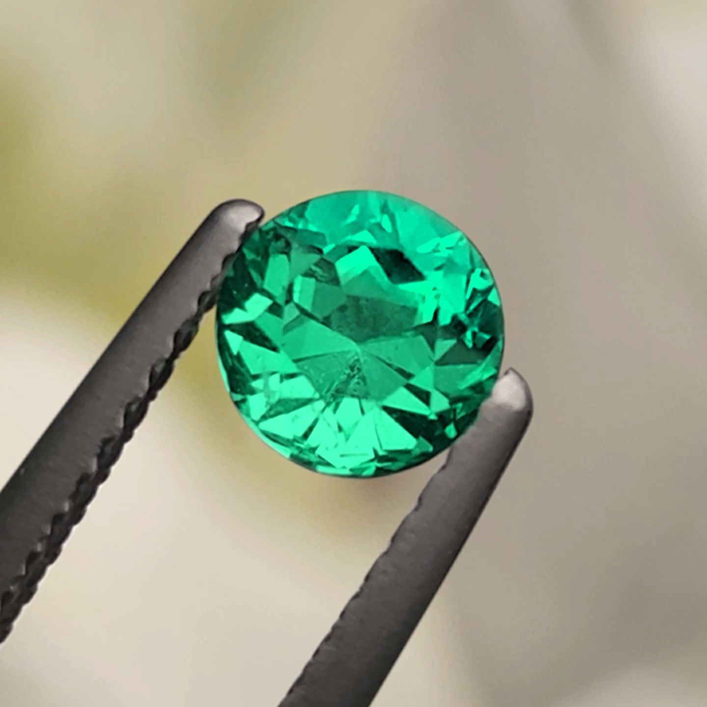 コロンビア産無処理エメラルド(ノンオイル)0.60ct(GUBELIN宝石鑑別書 GIA宝石鑑別書付)