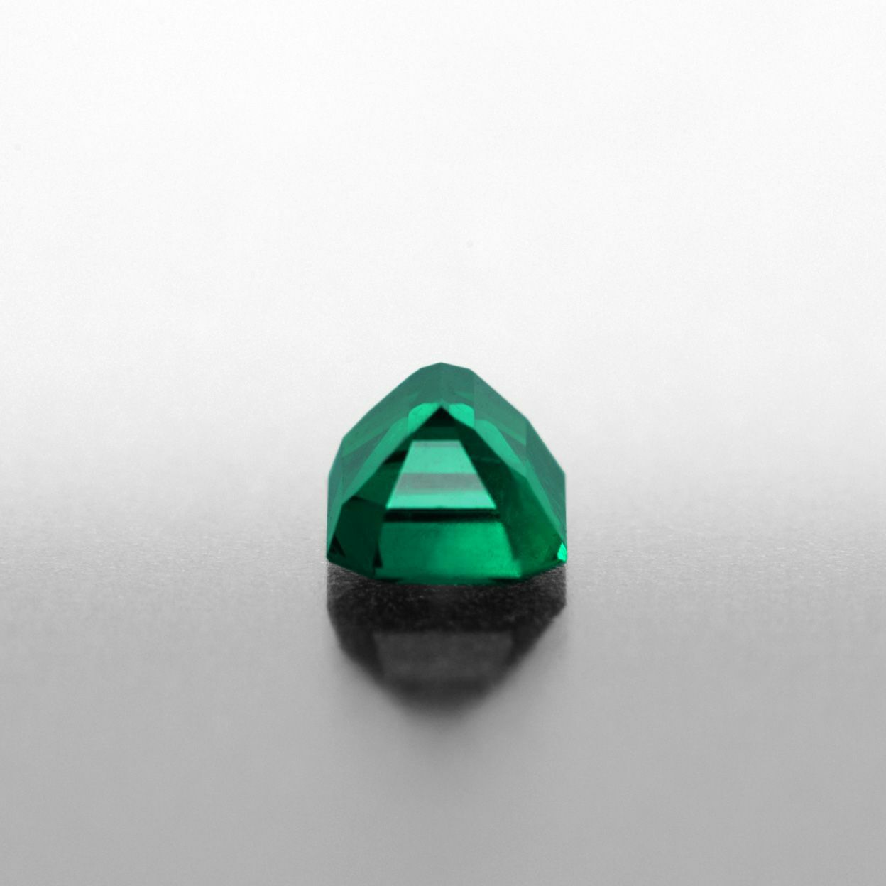 コロンビア産ムゾー鉱山エメラルド0.949ct(中央宝石研究所宝石鑑別書付)