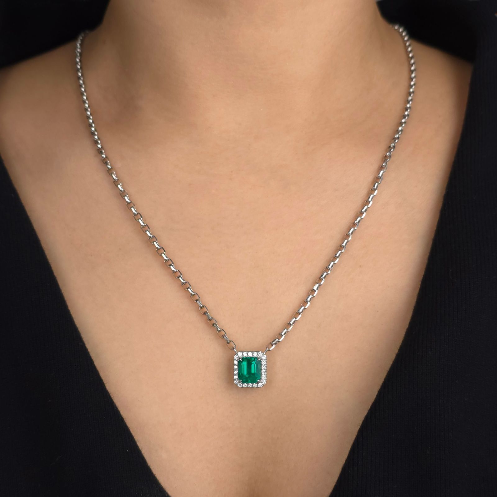 コロンビア産エメラルド2.30ctプラチナネックレスダイヤ0.28ct付(中央宝石研究所宝石鑑別書付)