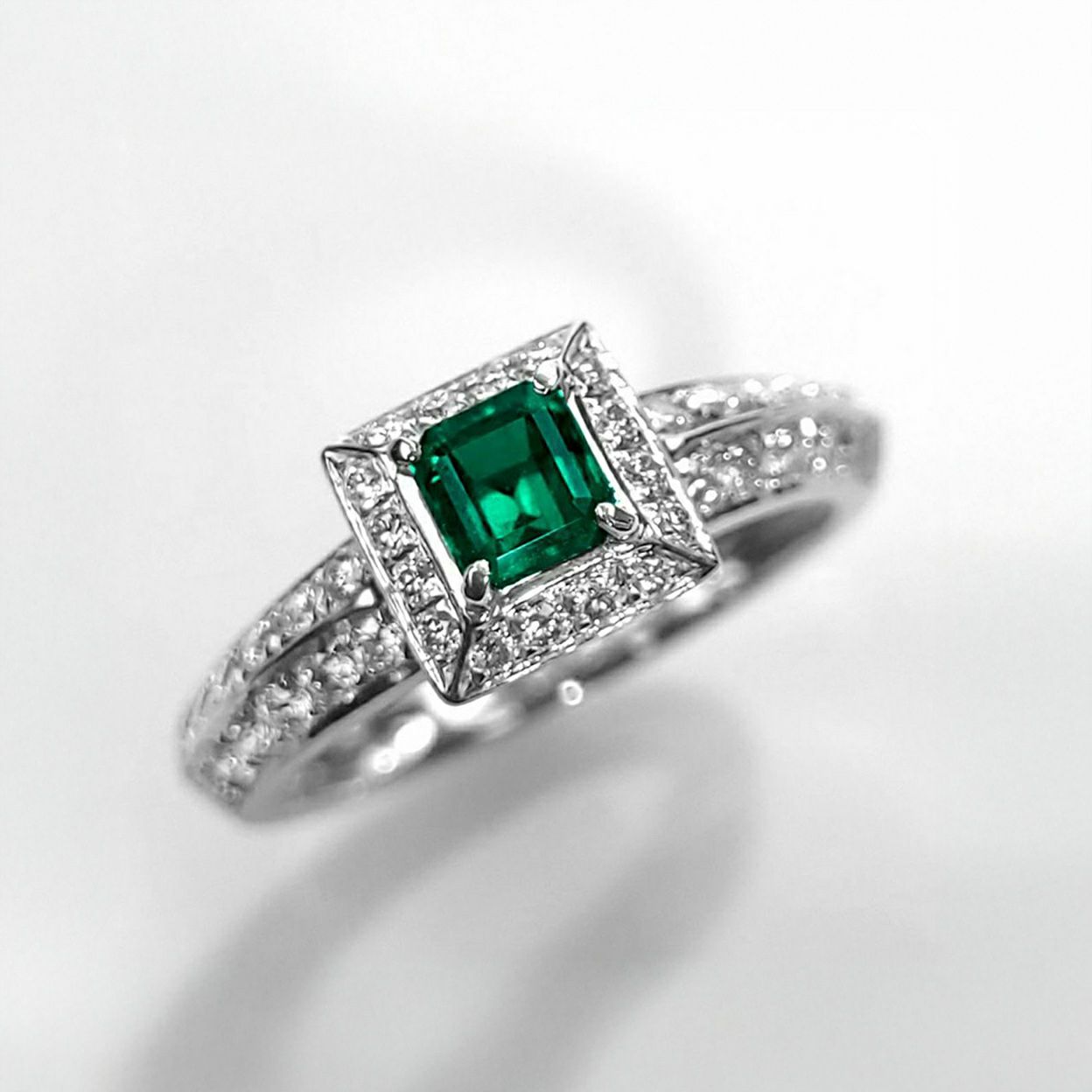 コロンビア産ムゾー鉱山エメラルド0.43ctプラチナリングダイヤ0.45ct付(GIA宝石鑑別書付)【F1】