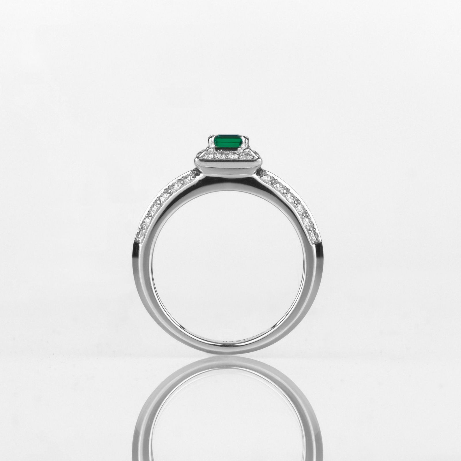 コロンビア産ムゾー鉱山エメラルド0.43ctプラチナリングダイヤ0.45ct付(GIA宝石鑑別書付)【F1】