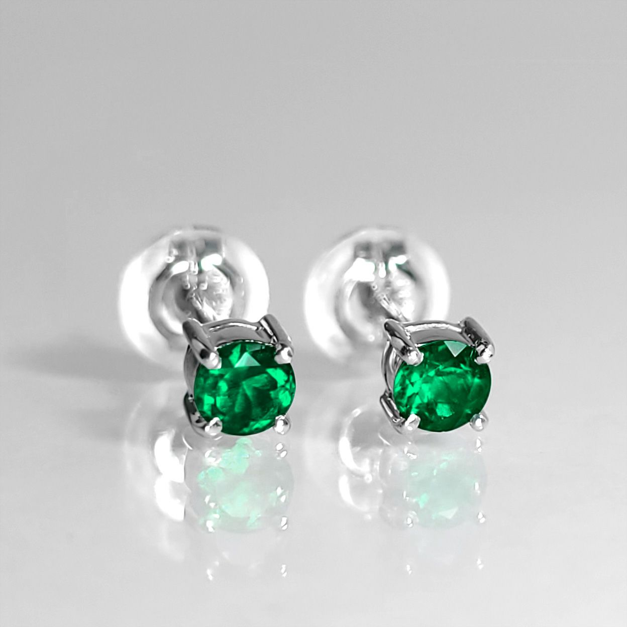 コロンビア産エメラルドプラチナピアス