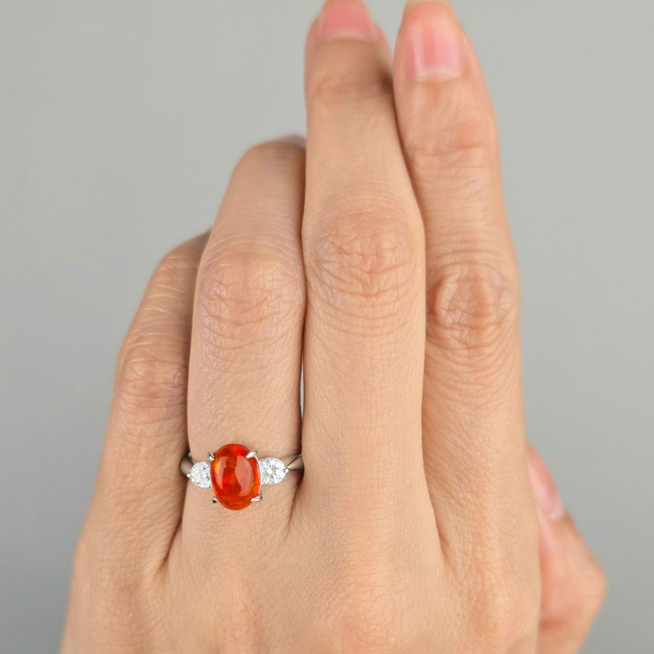 メキシコ産ファイアオパール1.75ctプラチナリングダイヤ0.32ct付